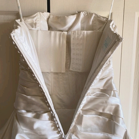 Beautiful ivory wedding dress ballgown in EUC! - Picture 4 of 10